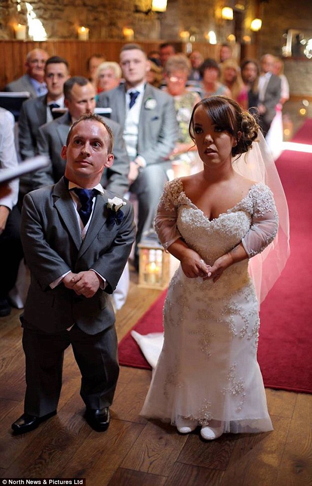 38a4727000000578-0-rachel_wore_an_800_designer_dress_as_the_couple_exchanged_their_-m-38_1474455287882