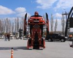 Inxhinierët shndërrojnë veturën BMW në një robot(Foto)