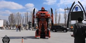 Inxhinierët shndërrojnë veturën BMW në një robot(Foto)