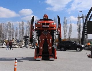 Inxhinierët shndërrojnë veturën BMW në një robot(Foto)