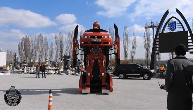 Inxhinierët shndërrojnë veturën BMW në një robot(Foto)