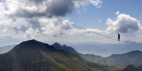 Alpinistët guximtarë sfidojnë vdekjen