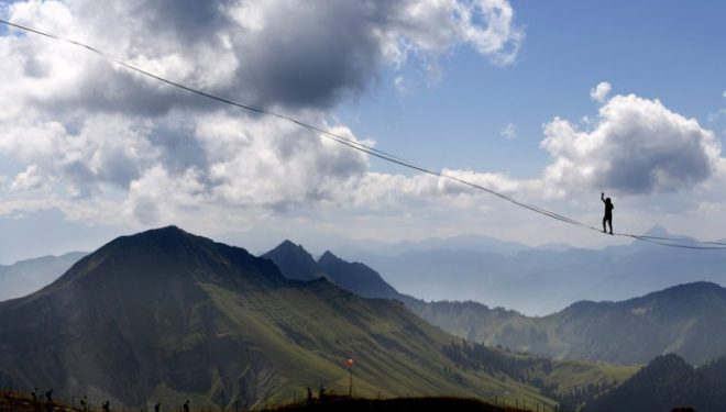 Alpinistët guximtarë sfidojnë vdekjen