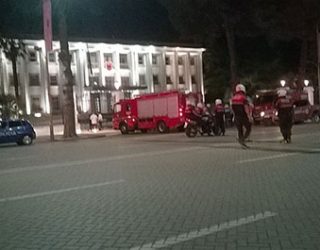 Shkëndijë elektrike në Presidencë, 3 zjarrfikëse në vendngjarje. Asnjë rrezik