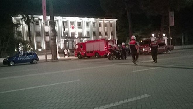 Shkëndijë elektrike në Presidencë, 3 zjarrfikëse në vendngjarje. Asnjë rrezik