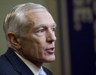 Kompania e Wesley Clark tri vjet pret licencë për operim