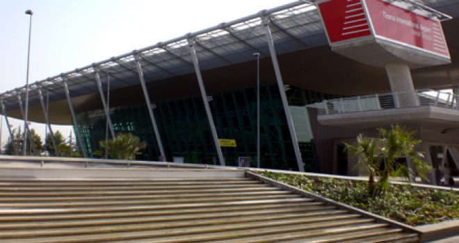 Vetëvritet brenda aeroportit të Rinasit 23-vjeçari