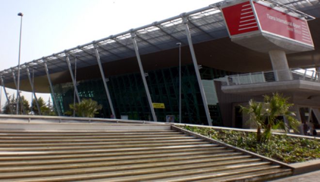 Vetëvritet brenda aeroportit të Rinasit 23-vjeçari