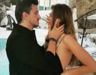 Miliarderi nuk mund të përmbahet kur e sheh pa të brendshme Angela Martinin (Foto)