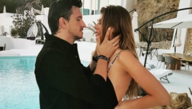 Miliarderi nuk mund të përmbahet kur e sheh pa të brendshme Angela Martinin (Foto)