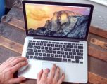 Apple mendon heqjen e portit të kufjeve edhe nga MacBook Pro