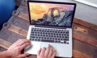 Apple mendon heqjen e portit të kufjeve edhe nga MacBook Pro