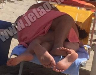 Çifti kryen marrëdhënie në plazh në Golem, revoltohen pushuesit (Foto)