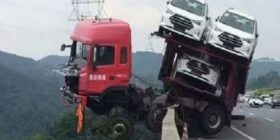 Kamioni del nga udha si n’filma, shoferi i pshton vdekjes! (Foto)