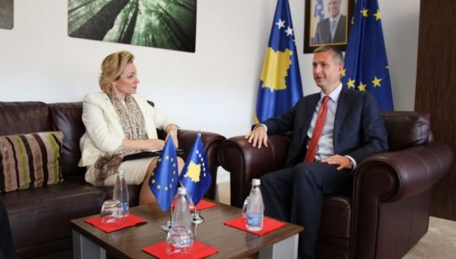 Ministri Çollaku pret në takim shefen e re të Zyrës së BE-së, kërkon liberalizimin e vizave