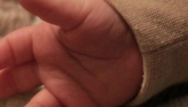 E tmerrshme: Nëna mbyt djalin 2 vjeçar, arsyeja do t’ju shokojë