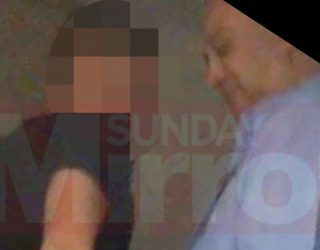 Skandali, deputeti britanik kapet “mat” me dy meshkuj (Foto)