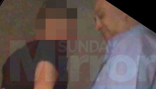 Skandali, deputeti britanik kapet “mat” me dy meshkuj (Foto)