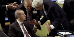 A është kaq i fuqishëm Erdogan, të gjithë i shkuan te tavolina për ta përshëndetur (Foto)