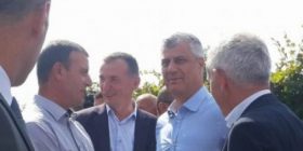 “Ulin armët”: Buzëqeshje ndërmjet Thaçit dhe zyrtarëve të lartë të AAK-së (Foto)