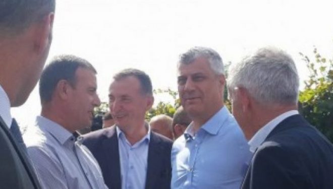 “Ulin armët”: Buzëqeshje ndërmjet Thaçit dhe zyrtarëve të lartë të AAK-së (Foto)