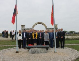 Homazhe te varrezat e heronjve Xhevë e Fehmi Lladrovci