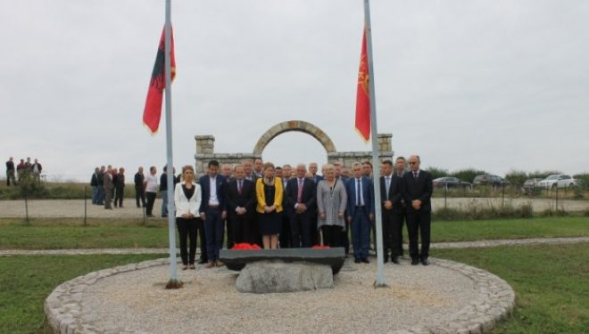Homazhe te varrezat e heronjve Xhevë e Fehmi Lladrovci