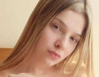 Shokon Arilena! Ja si pozon gjysëm nudo (Foto)