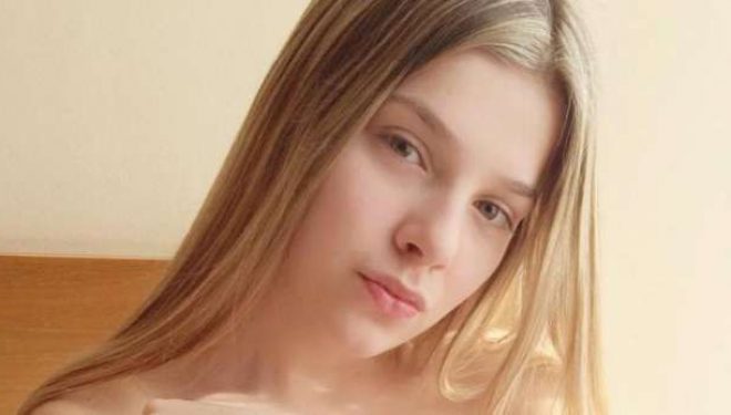 Shokon Arilena! Ja si pozon gjysëm nudo (Foto)