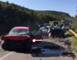 Vdes një person dhe një tjetër i lënduar rëndë nga aksidenti i tmerrshëm në Klinë (Foto)