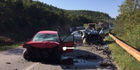 Vdes një person dhe një tjetër i lënduar rëndë nga aksidenti i tmerrshëm në Klinë (Foto)