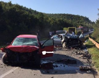 Vdes një person dhe një tjetër i lënduar rëndë nga aksidenti i tmerrshëm në Klinë (Foto)