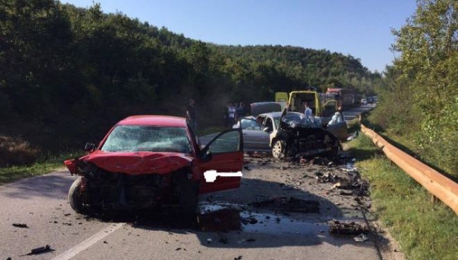 Vdes një person dhe një tjetër i lënduar rëndë nga aksidenti i tmerrshëm në Klinë (Foto)