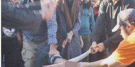ISIS vijon barbaritë- hajdutit i presin dorën me hanxhar (FOTO)