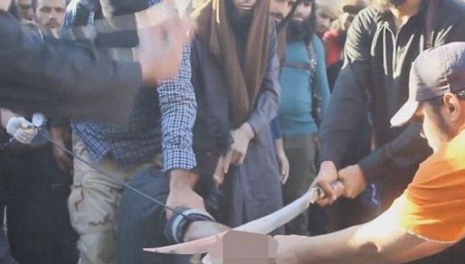 ISIS vijon barbaritë- hajdutit i presin dorën me hanxhar (FOTO)