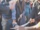 ISIS vijon barbaritë- hajdutit i presin dorën me hanxhar (FOTO)