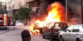 Tiranë, dy makina përfshihen nga flakët; nuk ka të lënduar