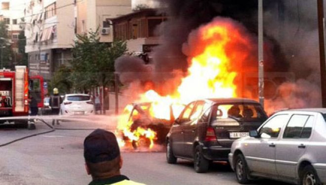 Tiranë, dy makina përfshihen nga flakët; nuk ka të lënduar