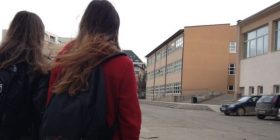 Protestojnë nxënësit e shkollës “Xheladin Deda”, kërkojnë t’ia fillojnë mësimit