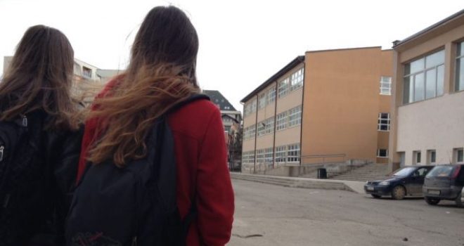 Protestojnë nxënësit e shkollës “Xheladin Deda”, kërkojnë t’ia fillojnë mësimit