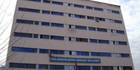 Sorollatja në spitalet shqiptare i merr jetën nënës 35-vjeçare dhe foshnjes së saj, akuzat e forta të familjarëve