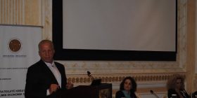 Pacolli: Është e turpshme që rinia bredh rrugëve në një vend ku ka shumë punë për t’u bërë
