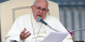 Papa Françesku sulmon gazetarët që nxisin frikë: Edhe thashethemet janë formë “terrorizmi”
