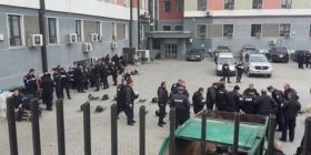 Edhe Kuvendi mbushet plot policë (Foto)