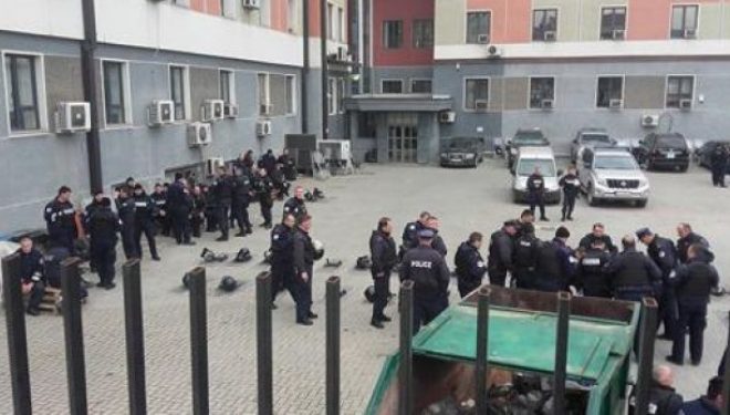 Edhe Kuvendi mbushet plot policë (Foto)