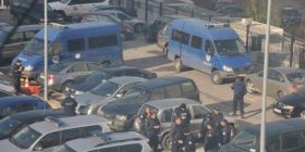 Autoblinda e policisë largohet nga sheshi (Foto)