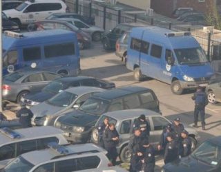 Autoblinda e policisë largohet nga sheshi (Foto)