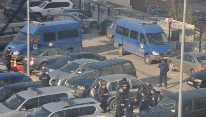Qeveria mbushet me policë (Foto)