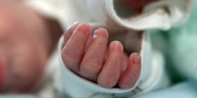 Vogëlushja e piu detergjentin për pastrimin e banjës, është në gjendje të rëndë