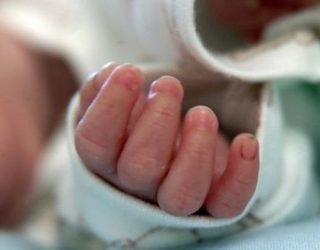 Vogëlushja e piu detergjentin për pastrimin e banjës, është në gjendje të rëndë